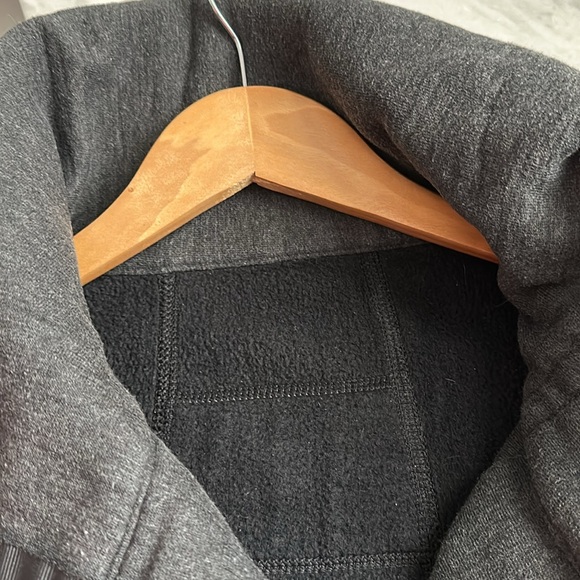 *rare* LULULEMON Virasana Blanket Wrap in Heathered Black, Black Zip Detail 6 - Picture 9 of 16